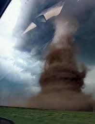 V zasiahnutých oblastiach je aj štáb televízie markíza. Toto Mohutne Tornado Bolo Nafotene Pocasie Slovensko Facebook