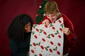 Pour Noël, Aldi dévoile un papier cadeau à lécher saveur saucisses au bacon 🎄🔥 Aldi dévoile un papier cadeau comestible, aromatisé aux célèbres pigs in blankets britanniques. Sous les motifs festifs, des