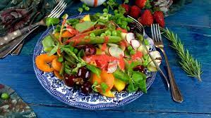 3 al termine della cottura, trasferite le verdure in un'insalatiera, unite la frutta secca, condite con un filo di olio evo a crudo, il succo di limone e una macinata di pepe. Ricetta Insalata Di Frutta E Verdura Ifood