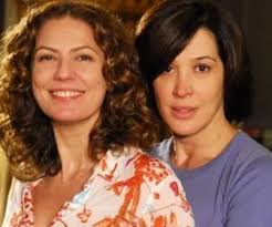 Doze anos depois, Flora e Donatela estão de volta, no Globoplay