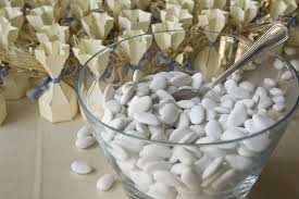 Anniversario anno colore nozze di cotone 1° anno rosa fantastico nozze di seta 5° anno fuxia nozze di stagno 10° anno giallo nozze di porcellana 15° anno beige nozze di cristallo 20° anno luce (giallo) nozze d' argento 25° anno argento nozze di perle 30° anno. Quanti Confetti Per Bomboniera Numero E Colore Giusto Crispo