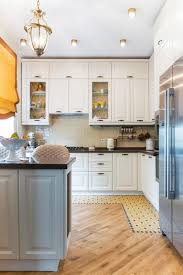 Kis Konyha Tobb Otlettel Konyhasziget Etkezopult Bortartoval Romai Rolo A Burkolatok Modern Klasszikus Design P In 2020 Kitchen Design Kitchen Cabinets Home Decor