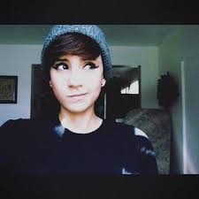 A style like this works well for anyone who wants to channel their inner ariana. 18 Beanies With Short Hair Ideas Short Hair Styles Hats For Short Hair Hats Short Hair