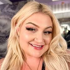 Carolyn Taplin's Instagram, Twitter & Facebook