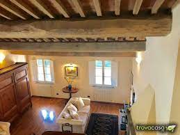 La recente ristrutturazione ha mantenuto i tratti caratteristici e originali dell'epoca, adeguandolo al. Case Con Travi A Vista In Vendita A Lucca Centro Storico Trovacasa Net