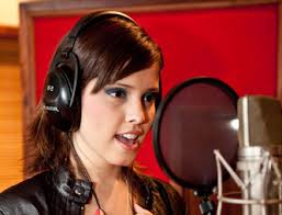 Conheça Julie, a cantora brasileira que gravou com Joe Jonas!