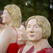 𝔻𝔸𝕊 ℝ𝕆𝕋𝔼 𝕊𝕆𝔽𝔸 Oft werden die Künstlerinnen Christel und Laura  Lechner gefragt, woher ihr Ideenreichtum für immer neue Alltagsmenschen  rührt. Die Antwort auf diese Frage ist so simpel wie offensichtlich: Das  gelebte