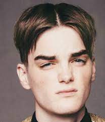 The hair on top is parted in the center and falls over nicely to either side. 90 S Curtain Hairstyles For Men Middle Part Hair Guys Men S Style