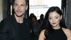 Pochodzi z rodziny z tradycjami artystycznymi, więc kontakt ze sztuką ma od zawsze: Adriana Kalska I Mikolaj Roznerski Na Premierze Filmu Fighter Na Czarno I Prawdopodobnie Nie Przypadkiem Cien Odzwierciedlal Ich Humor