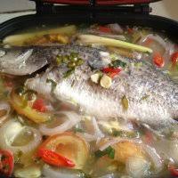 Kami beri resepi ikan ini khas untuk anda.yelah walaupun sedap,tapi harga menu ikan siakap stim halia atau limau ni kalau tak bermula rm 30 dan ke atas , tak sah kan.diorang kan nak bayar sewa. Ikan Siakap Stim Limau