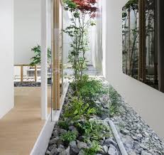 Ketika menginginkan suasana rumah yang hidup, anda tentu perlu memberikan sebuah sentuhan berikut koleksi gambar inspirasi model desain taman minimalis sederhana untuk rumah kecil anda yang telah dikumpulkan sejasa.com! 6 Pesona Taman Kering Minimalis Solusi Punya Taman Di Rumah Kecil