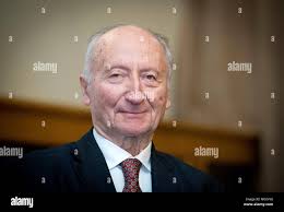 Receives academy award hi-res stock photography and images