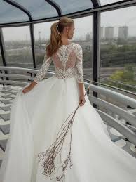 Besonders das „brautkleid tattoo spitze tiefer rückenausschnitt„ garantiert, fesselnd und schmeichelhaft zu wirken. Aktuelle Brautmoden Kollektion Von Modeca Brautmode Hochzeitskleid Spitze Braut