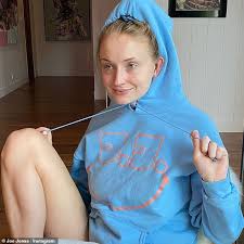 Beverley turner , 47, holds hands with boyfriend james pritchett, 32, on walk after explaining why she refused to clap in memory of captain tom. Feelin Natural Hbu Sophie Turner Takes To Instagram While Having Fun With A Lip Plumping Filter
