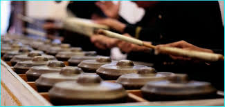 Saluang adalah alat musik tradisional dari minangkabau yang masih satu rumpun dengan suling, tetapi saluang hanya mempunyai 4 lubang saja. Talempong Alat Musik Khas Sumatra Barat Milik Suku Minangkabau Alat Musik