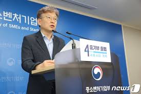 ∙ 코로나19 방역조치로 피해 누적된 소상공인에게두텁고 폭넓고 신속하게'희망회복자금 + 손실보상'지원 ∙ 지역기반 창업활성화, 수출 물류애로 해소 등 맞춤형 지원 통해 경제 활력 제고와 일자리 창출 Ipj5icb55o4ehm
