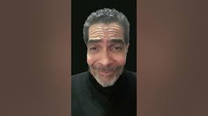 Nadie puede llevar mucho tiempo una máscara fingida". Séneca