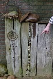 Steine Im Holzbalken Steinkunst Steine Und Alte Holzbalken