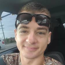 How to handle guests who arrive smelling strongly of weed in restaurants  and cafes?