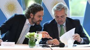 En el escrito, que consta de más de 1.000 páginas, el jefe de gabinete responde 1.160 preguntas haciendo eje en la pandemia. Nuevo Look Mas Agresivo Santiago Cafiero Se Prueba El Traje Que Dejo Carlos Vladimiro Corach Y Sale A La Cancha Negocios Politica