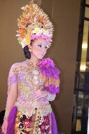 Itu gaun keren banget hasilnya padahal enggak pakai jahit kain doyo yang dominan berwarna bumi, seperti coklat tua, coklat muda dan hijau itu menambahkan kesan etnik, cantik dan elegan pada gaun panjang berwarna hitam metalik. Modifikasi Kain Tenun Jadi Gaun Panjang Kembang Kebaya Modern Bali 2020 Panjang Kebaya Modern Baliya Id Komunitas Saya