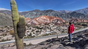 Purmamarca, el pueblo enclavado entre cerros multicolores con un ...