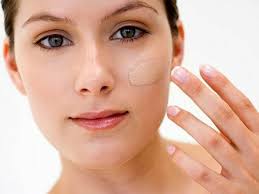 Comment Choisir Son Fond De Teint Les Conseils Des Specialistes Fond De Teint Trucs De Maquillage Maquillage A L Aerographe