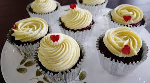 Everyone seems to enjoy red velvet cupcakes covered with lovely swirls of cream cheese frosting. Resepi Kek Cawan Red Velvet Oleh Sugarlou Lembab Dan Sedap Butterkicap