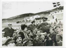 Πλήθος κόσμου και αξιοσημείωτη συμμετοχή πολλών νέων παιδιών. Episkepsh Twn Basilewn Payloy Kai Freiderikhs Sth Makronhso Pshfiako Moyseio Makronhsoy