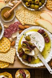 With Toppings Like Olives Thyme And Black Pepper This Easy Olive Baked Brie Will Be One Of Your Favorite Appetizer Food Appetizer Recipes Favorite Appetizers