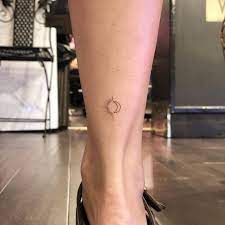 Petit Tatouages Sur Instagram Soleil Minimaliste Et Tatouage Lune Par Tattoobychang Tiny Tattoos For Girls Tattoos Tiny Tattoos
