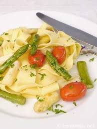 Pasta Mit Spargel Und Tomaten Rezept Mit Grunem Und Weissem Spargel Brotwein Spargel Pasta Tomaten Rezepte Spargel Nudeln