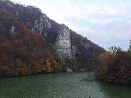 Este tot un lac glaciar, situat în mijlocul munţilor făgăraş, la 2.241 de metri altitudine şi doar 45 de minute de mers pe unul dintre traseele turistice din bâlea lac, având o adâncime maximă de 11 metri. Top 9 Cele Mai Spectaculoase Locuri Din Romania