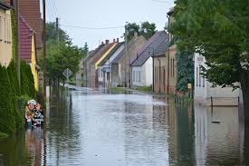 Die wassermassen zerstören häuser, schwemmen autos davon und reißen fünf menschen. Wie Entsteht Hochwasser Aktion Deutschland Hilft