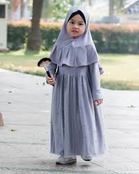 Kamu bisa memilih dan memilahnya sesuai dengan keadaan, kesukaan, dan tentu pola muka yang kamu miliki. 11 Model Gamis Anak Trendy Modis 11 Hijabtuts Pakaian Gadis Model Baju Gamis Polos Anak Perempuan Diary Hijaber
