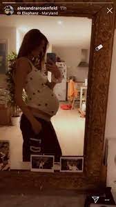 La jeune femme, enceinte de son deuxième enfant, a publié une nouvelle photo de couple. Alexandra Rosenfeld Devoile Son Impressionnant Baby Bump A L Approche Du Terme De Sa Grossesse