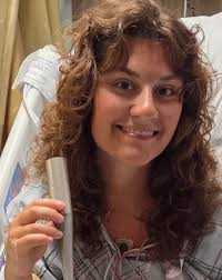 Barraca de praia 'voa' durante vendaval e acaba cravada em ombro de  salva-vidas