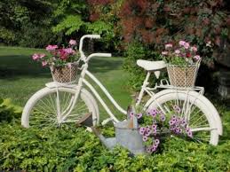17 Old Bikes In The Garden Upcycle Them I Do Myself Vintage Garden Decor Bike Planter Bicycle Decor