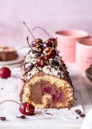 Dafür das backrohr auf 170 °c vorheizen. Kaffee Biskuitrolle Mit Kirschen Emma S Lieblingsstucke