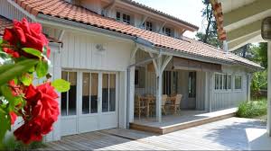 Un refuge parfait constitué d'un dédale de coursives, de terrasses et d'espaces autonomes qui ont le bois pour dénominateur commun. Cap Ferret 44 Hectares Villa De Style Cabane A Deux Pas Du Mimbeau Maison Immobilier Plan Maison Bois Maison Cap Ferret