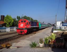 Anak ank sangat antusias jika melihat kereta api. Kereta Api Kelas Bisnis Perumka Anggo Hapsoro Flickr