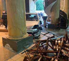 Les pompiers d'auch et pavie sont intervenus sur cet accident. Une Voiture Defonce Le Portail De L Eglise Saint Are A Decize Avant Le Debut De La Messe Trois Blesses Decize 58300