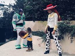 The Best 2017 Celebrity Halloween Costumes Celebrity Halloween Costumes Celebrity Costumes Family Halloween Costumes