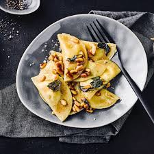 Ravioli In Salbeibutter Rezept Edeka Rezept In 2020 Rezepte Ravioli Selber Machen Ravioli Rezept
