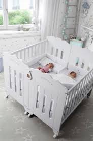 Jika bayi terjaga pada tengah malam, bayi mudah panik dan jika ingin bayi berdekatan dengan anda, letakkan bayi dalam ' crib' dan letakkannya dalam bilik anda. Katil Untuk Bayi Baru Lahir 31 Gambar Pilih Katil Kanak Kanak Untuk Kembar Dan Kembar