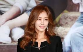 한석준과 김미진씨는 김윤지 아나운서의 소개로 만나기 시작해 2년간의 연애기간을 거쳐 2006년 4월 결혼식을 한 후 결국 이혼을 하고말았는데요, 당시 언론에는 한석준씨와 김미진씨가 별거중이라는 소식이 뒤늦게 알려지기도 했었답니다. ì¥¬ì–¼ë¦¬ ì¶œì‹  ì´ì§€í˜„ ìž¬í˜¼ 3ë…„ ë§Œì— ì´í˜¼ì„¤ Sns ë¹„ê³µê°œ ë‰´ìŠ¤ì¤Œ
