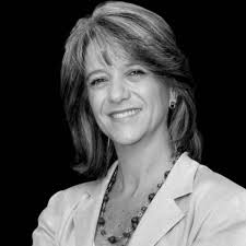 La escritora Adriana Malvido y su recorrido por la vida de diez parejas  famosas en “Intimidades”