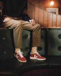De upper van de schoen bestaat volledig uit suede, heeft een accent van wild rubber op de zijkant en de neus is gemaakt van ademend geperforeerd suede. Introducing Our New V 10 Suede Rouille Pierre Veja Vejav10 V10 Vejakicks Summerkicks Kicksoftheday Sneakers Wildrubber Leat Suede Mens Fashion Fashion