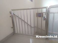 Untuk rumah tangga seperti kami yang masih memiliki anak balita, listrik menjadi kebutuhan yang sangat vital terutama pada malam hari. 31 Ide Railing Balkon Tangga Di 2021 Balkon Tangga Keamanan Rumah