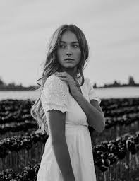 Black And White Portrait Photoshop Spring Black And White Portrait In 2020 Photoshop Black And White Black And White Portraits Portrait Photography Women